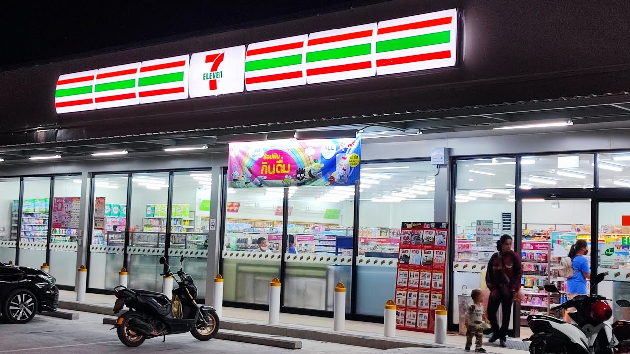 Experience the vibrant Chaweng Night Market through the eyes of a tourist in this captivating video.