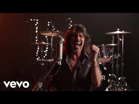 Videoclip de The Flame Still Burns (Acoustic) — Foreigner