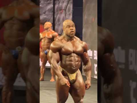 Fans love the pose down at the 2025 Mr Olympia #bodybuilding #mrolympia