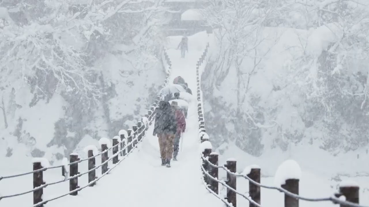 Experiencing Deai Bridge amidst a captivating heavy snowfall.