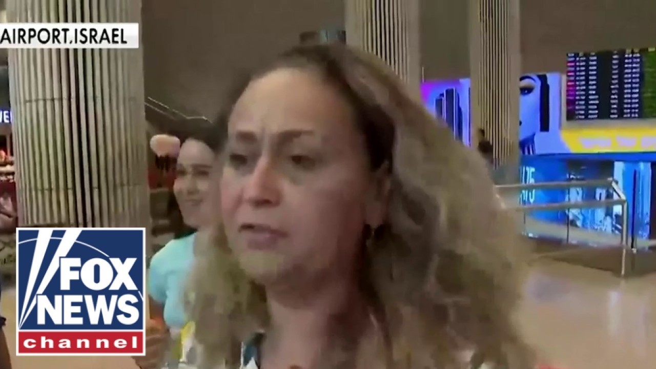 Video thumbnail for 'A LOT OF BLOOD': Passengers' families describe CHAOS on diverted flight