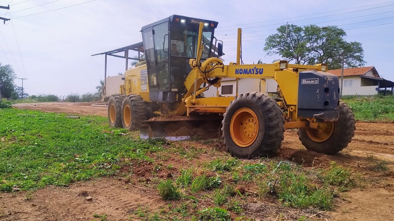 Motoniveladora komatsu GD 655 na limpeza. ZEZO TERRAPLANAGEM