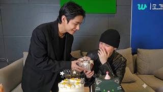 Download lagu 🔴LIVE BROADCAST The moment when BTS's V gave SUGA a birthday present. mp3