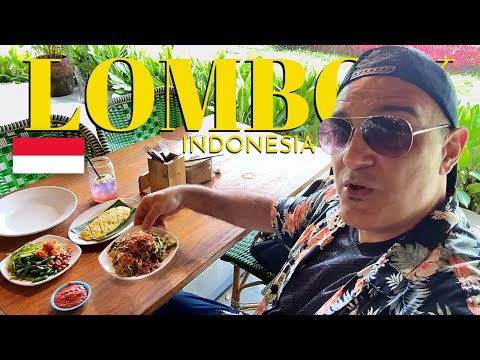 LOMBOK FOOD IN MATARAM! WOW! Eating amongst the rice paddies and huts!