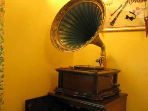 The Broadway Bell Hops - In a Little Garden.