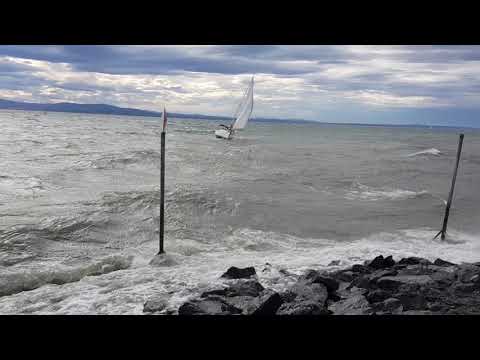 Föhnsturm Bodensee. Schiff in Schwierigkeiten. Hafeneinfahrt beschädigt.