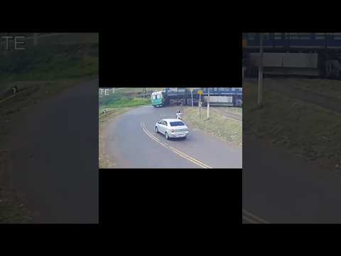 Ambulância é atingida por trem em cruzamento da BR 369 em Jandaia do Sul