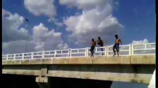 preview picture of video 'Os muleque pulando da ponte de Paulo Afonso (bahia)'