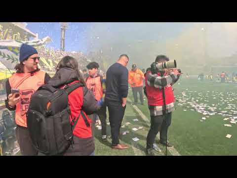 "IMPRESIONANTE RECIBIMIENTO DE ROSARIO CENTRAL EN EL CLASICO ROSARINO" Barra: Los Guerreros &bull; Club: Rosario Central &bull; País: Argentina