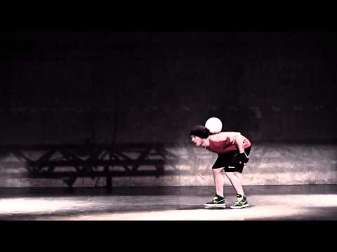 Check out Mats Weinholt playing with the The Footballmaster (soccermaster)