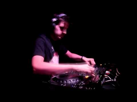 VICTOR ALVAREZ LIVE DJ SET @ ENTRANCE 014 - SALA STARVING - MADRID (13-07-2013) - 2/2