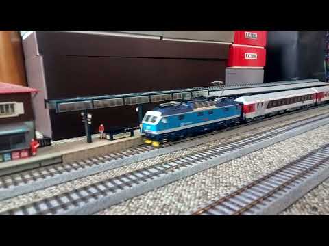 ACME製HOゲージ：ČD（チェコ鉄道）150形電気機関車牽引のEN444 Slovakia (2017)