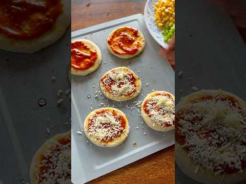 Mini pizza in the making 😍🤌🏻 #shorts #shortsfeed #pizza
