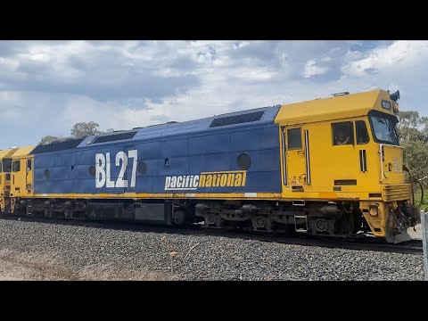 Pacific National 7737V grain with BL27 BL26 at Murghebuloc headed out to western Vic 13/12/2023