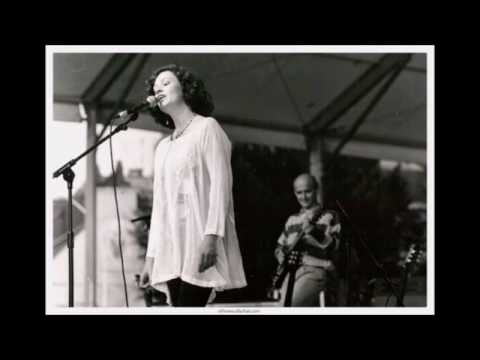 Eithne Ní Uallacháin'  - Táim Cortha ó Bheith im'Aonar i Mo Luí