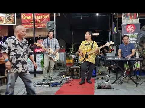 Mengapa Dikenang Mengapa Difikir - Herman Tino sambil bawa tabung..