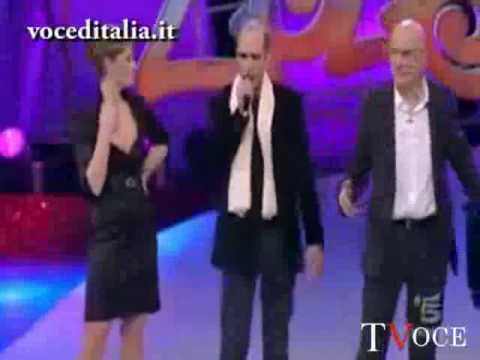 Checco Zalone canta Baciami ancora a Zelig
