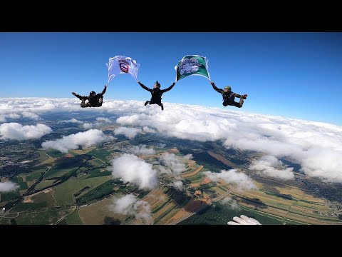 Skok z flagami Akademii Wojsk Lądowych oraz Sekcji Szkoleń Wojsk Aeromobilnych