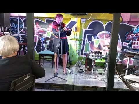 Maria Udrea citește poezie la ”Ateliere în paragină”. La Ingineri