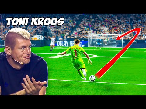Toni Kroos sieht mir beim Tor schießen zu..