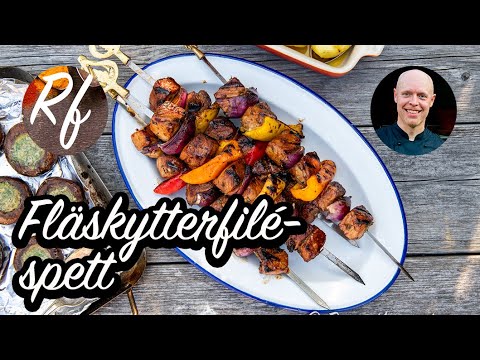 Grillade fläskytterfiléspett med bitar av fläskytterfilé varvade med rödlök och paprika som får god smak av marinad.>