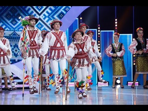 El este urmașul lui Nea Marin! Uite cum dansează Andrei Ileanu alături de Ansamblul Doina Bascovului