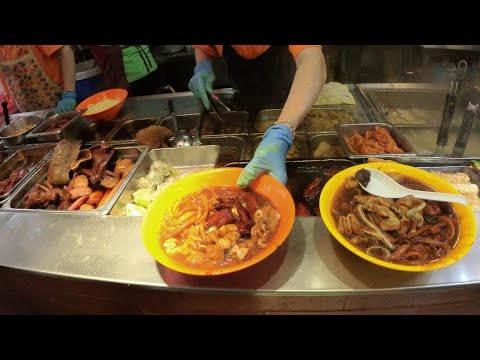 Tão gostoso! Carrinho de macarrão com as coberturas que você quiser!! MICHELIN Street Food Hong Kong