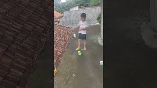 Download lagu adek gangguin kaka lg maen layangan #shorts #layangan #kite mp3