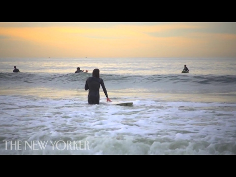 Amuzaj ondoj kaj paca surfado ĉe Rockaway Beach