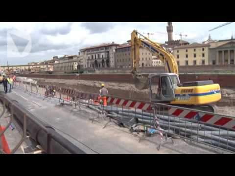 LAVORI A RITMO SERRATO SUL LUNGARNO TORRIGIANI