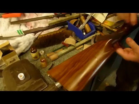 Hochglanz- Firnis auf einen Schaft auftragen