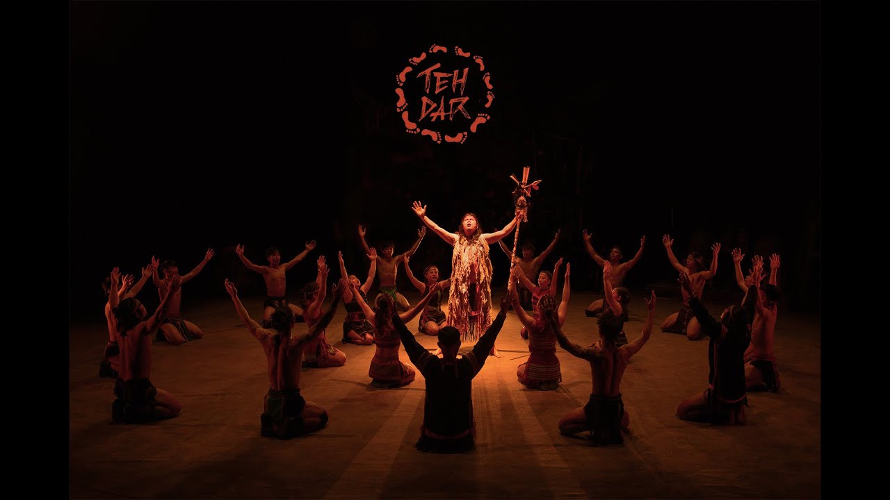 Teh Dar performance at Hoi An Lune Center captivates with mesmerizing acrobatics and enchanting storytelling.