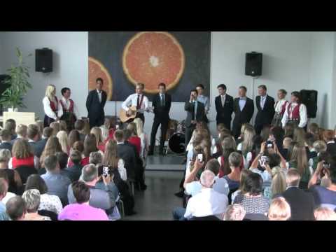 Torstein Snekvik og fotballkamerater synger til kontaktlærere under avslutning 10. trinn SUS