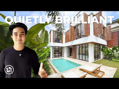 All'interno di una casa moderna con piscina privata e terrazza panoramica