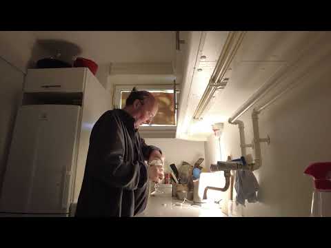 MongoTV_8770 - DRIKKER ET GLAS COLA TIDLIG LØRDAG AFTEN