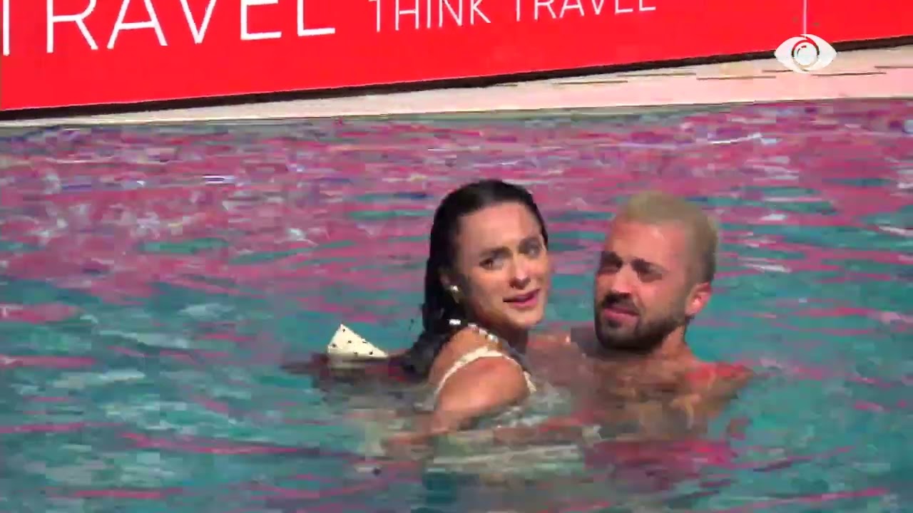 Egli dhe Gjestin shijojnë pishinën së bashku