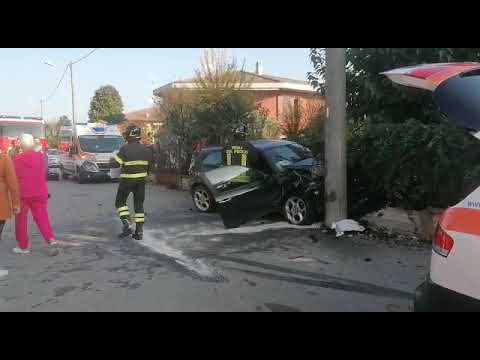 Pessina Cremonese, auto contro un palo della luce