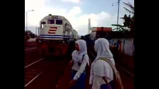 preview picture of video 'CC 204 05 YK sebagai Maung Bandung meninggalkan TSM (20-04-2012).mp4'