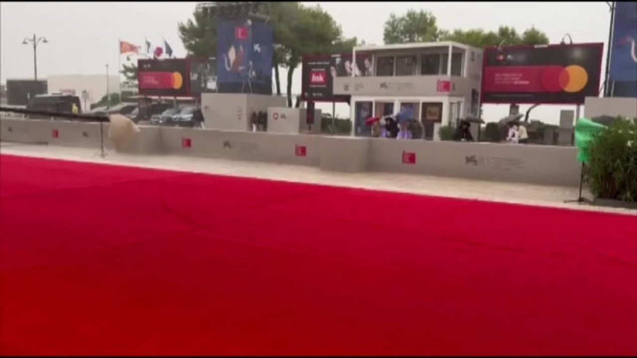 Venezia 83, la pioggia battente sul red carpet prima dell'arrivo delle star