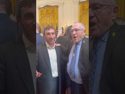 Alan Dershowitz sah mich im Weißen Haus, und es entstand spontan ein Duett. Singen liegt wohl in ...