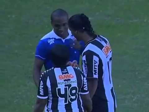 Dona Miguelina, mãe de Ronaldinho Gaúcho, entra em campo e é ovacionada pela torcida