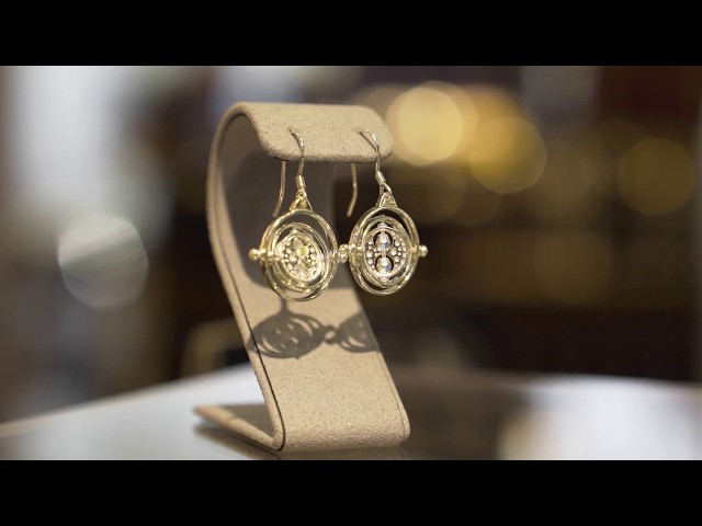 Vídeo relacionado con The Carat Shop - Pendientes oficiales de Harry Potter con escudo de Gryffindor, Metal, Sin piedra