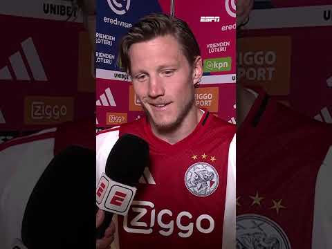Wout Weghorst slaat camera weg bij moment met Ajax-fans 📽️❌
