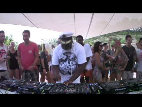 Classic Boiler Room - Carl Cox blasting out an absolute belter!