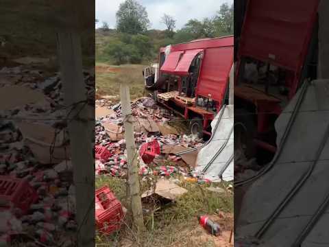 Motorista evita colisão após caminhão perder os freios na MG-329