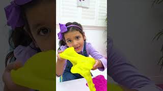 Download lagu Ellie and Maddie's Playroom: A Lesson in Sharing mp3