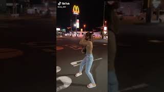 恥ずかしがりながら乳揺れ