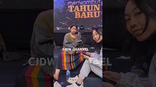 Download lagu Niken Salindry showing off her cellphone & Sinden Mayangkara still hasn't made up yet #nikensalin... mp3