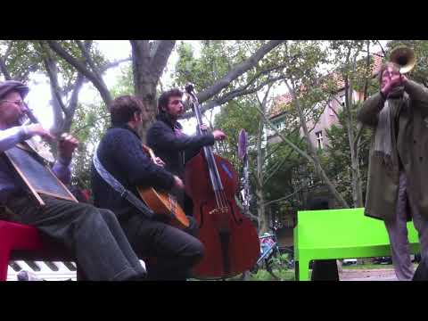 Half-Time Rag Department at Herrfurtplatz Markt - Goofus