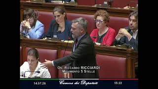 RICCIARDI: “LA POLITICA ESTERA DELLA MELONI SI CAPISCE SOLO DALLE SMORFIE CHE FA CON TRUMP”